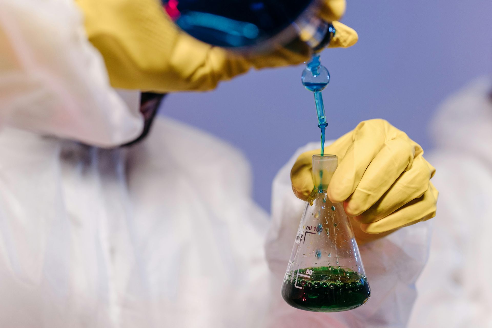 Ghidul Profesional pentru Utilizarea Soluțiilor de Curățare Acide în Detailing Auto