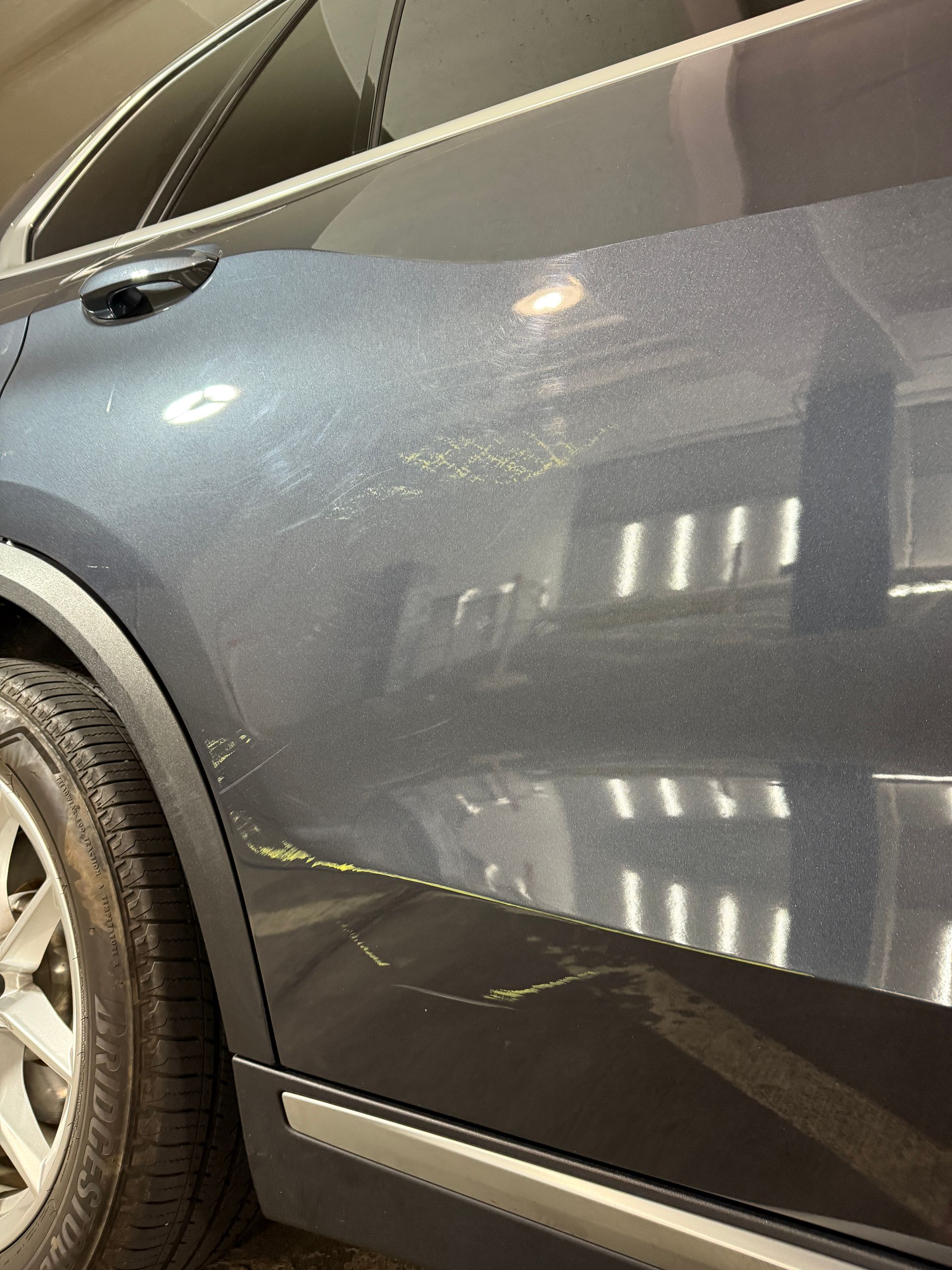 Ce să faci dacă mașina ta este avariată într-o parcare acoperită